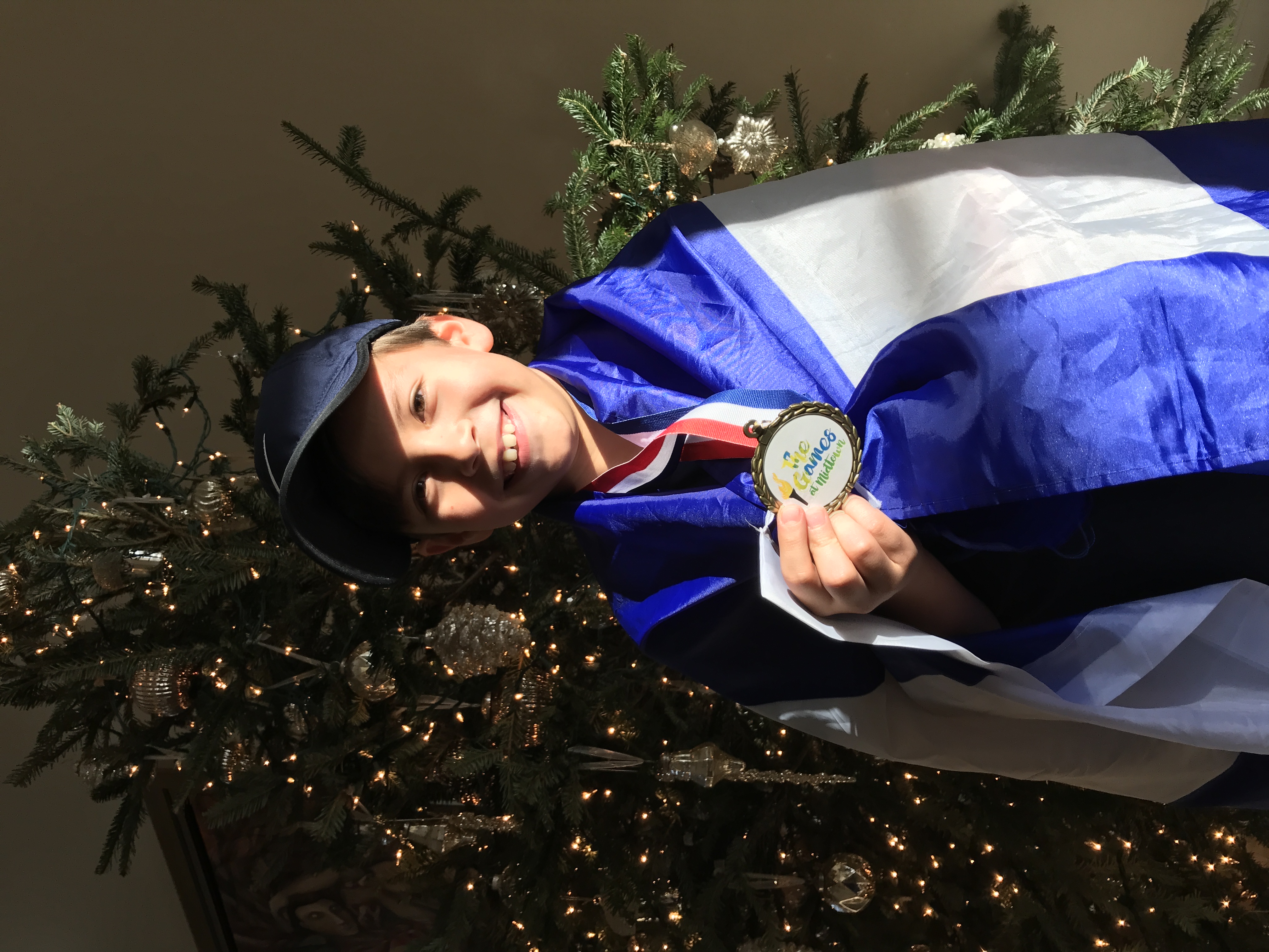 El fundador de niño con la bandera de Honduras y su medalla